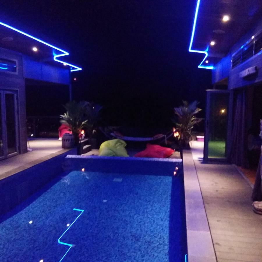 לאמאי ביץ' Stunning Villa With Ocean Views And Free Car מראה חיצוני תמונה